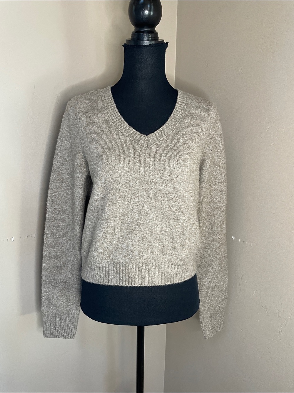American Eagle Classic V-Neck Women's Sweater in Tan, Small